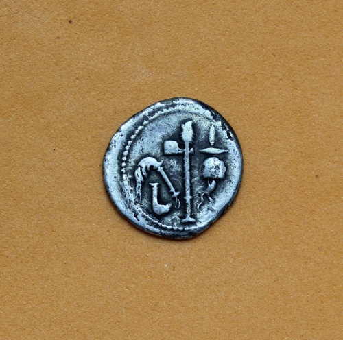 stribrny-denar-gaius-julius-caesar-49-48-2