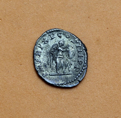 stribrny-denar-septimus-severus-207-2