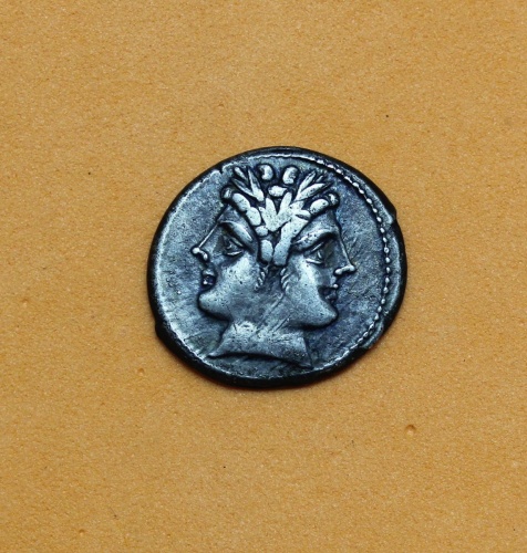 stribrna-didrachma-quadrigatus-225-214-1